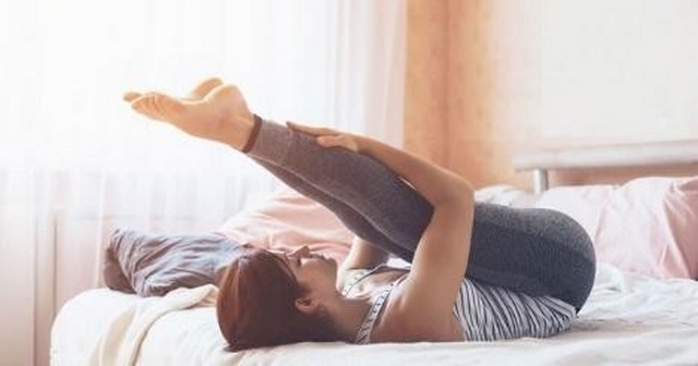 15 phút tập giảm mỡ bụng trên giường hiệu quả