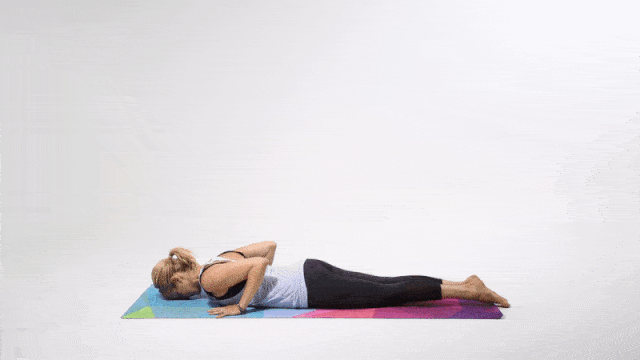 Động tác Yoga giảm mỡ bụng dưới Dhanurasana còn giúp cải thiện tư thế cơ thể hiệu quả hơn