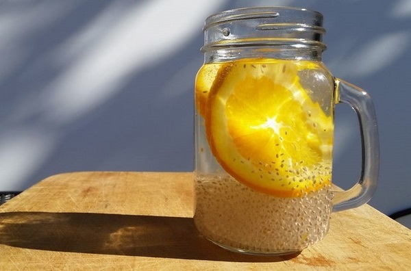 Cách uống hạt chia giảm mỡ bụng với nước cam vắt có tác dụng thanh lọc cơ thể từ đó giúp giảm mỡ thừa