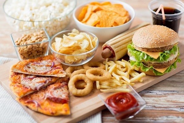Hạn chế tiêu thụ các thức ăn nhanh, nước ngọt có đường và bia rượu khi sử dụng thực đơn cho người tập gym giảm mỡ bụng