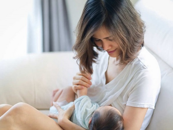 Nuôi con bằng sữa mẹ là một cách giúp giảm mỡ bụng sau sinh 1 năm hiệu quả