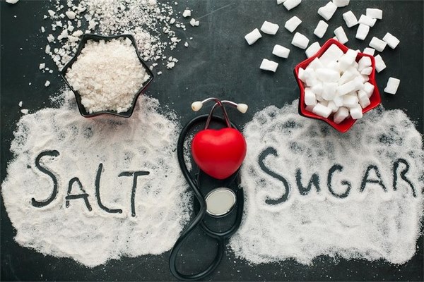 Cả đường và muối đều không tốt cho kế hoạch giảm mỡ bụng sau sinh của bạn