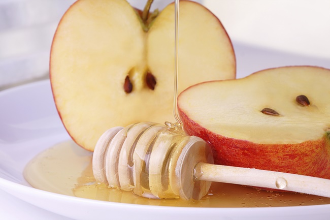 Cách trị mụn đầu đen hiệu quả bằng mật ong và táo 
