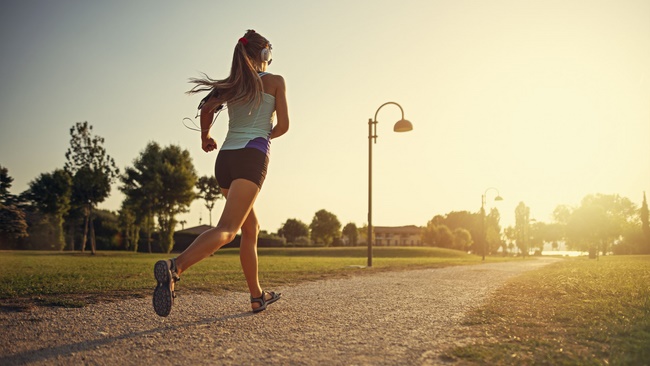 Chạy bộ là bài tập vận động tiêu hao năng lượng cực lớn, giúp giảm cân hiệu quả 