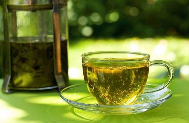 Uống trà xanh giảm mỡ bụng 