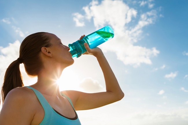 Uống đủ nước trong suốt thời gian chạy bộ giảm cân là cách bổ sung các chất điện giải đã mất trong suốt quá trình tập 