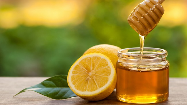 Đắp mặt nạ chanh mật ong giảm béo mỡ mặt 