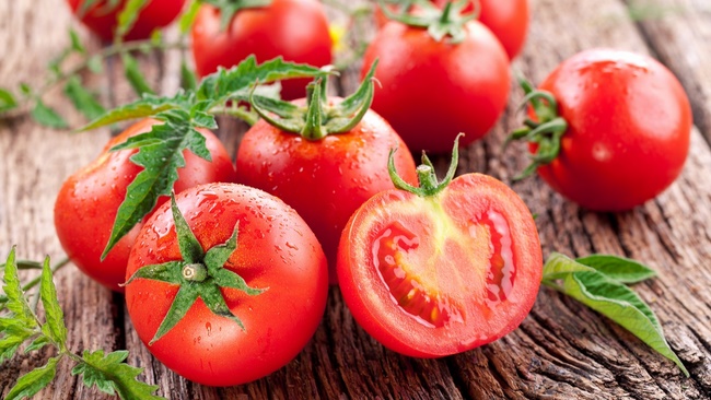 Cà chua chứa chất chống oxy hóa giúp tẩy tế bào chết và phục hồi tế bào da