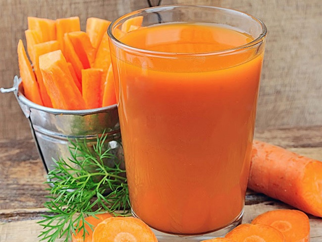 Cà rốt chứa nhiều nước và vitamin cải thiện miễn dịch cho làn môi 