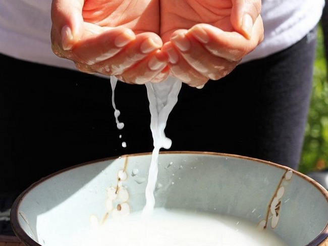Không nên dùng nước vo gạo thay nước tẩy trang 