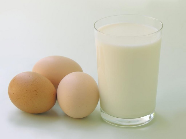Kết hợp trứng gà và sữa tươi rất tốt cho bữa sáng giảm cân 