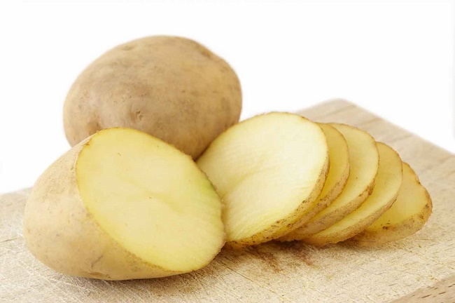 Làm mặt nạ nha đam và khoai tây 