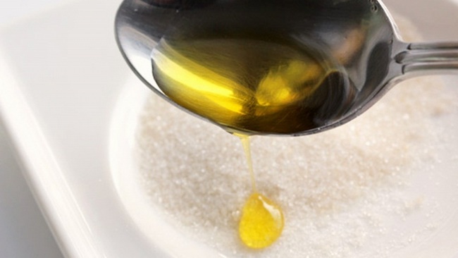 Làm sạch da với dầu oliu và đường trắng 