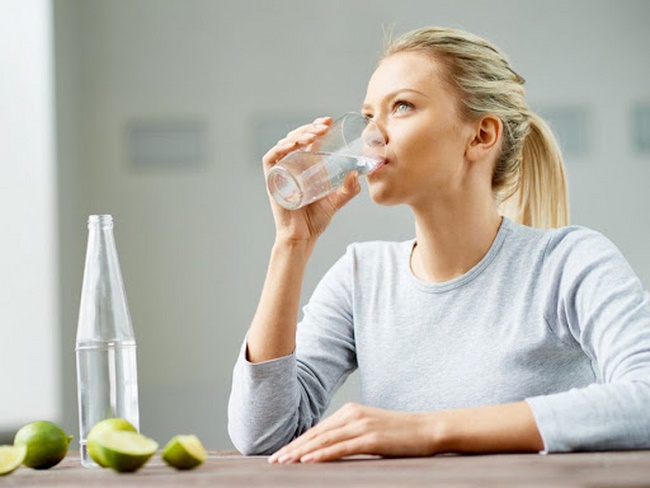 Uống nhiều nước làm tăng quá trình đốt cháy calo và giảm tích tụ mỡ thừa 