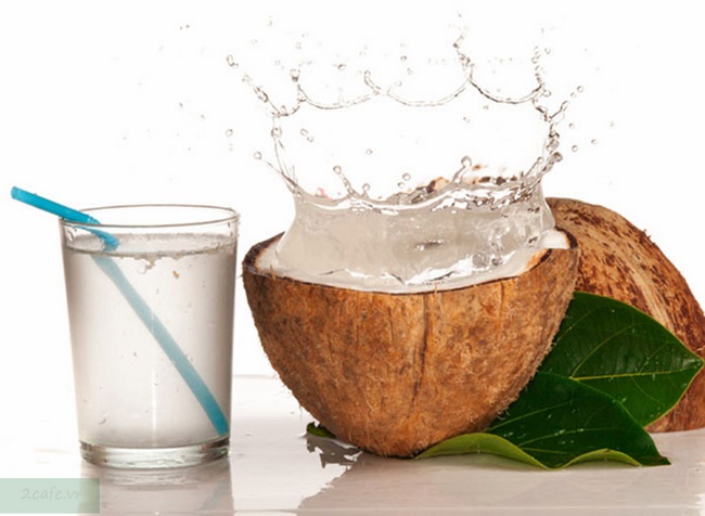 Xăm môi nên ăn và kiêng ăn gì - Nước dừa là thức uống được chuyên gia khuyến khích sử dụng sau khi xăm môi 