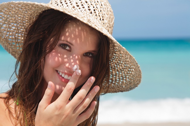 Vừa skincare da xong bạn cần bảo vệ và che chắn da không tiếp xúc với ánh nắng mặt trời