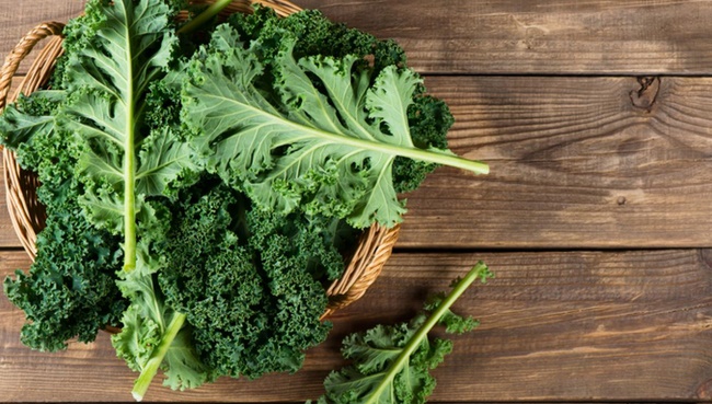 Cần tây và rau cải kale chứa nhiều chất xơ dồi dào hỗ trợ giảm cân 