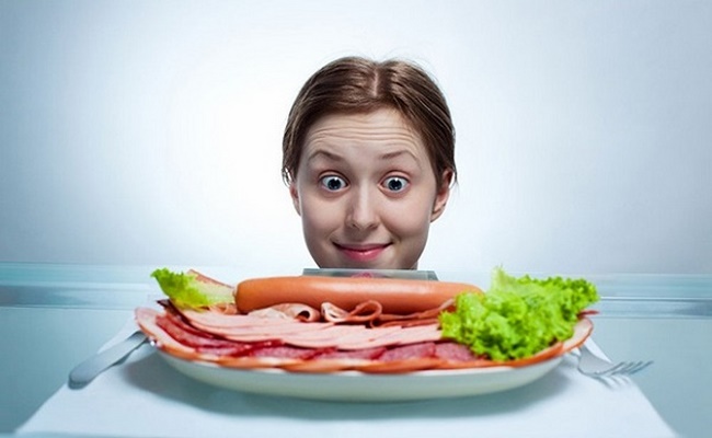 Chế độ ăn uống không hợp lý có thể khiến làn da mất đi độ cân bằng da, gây lão hóa sớm