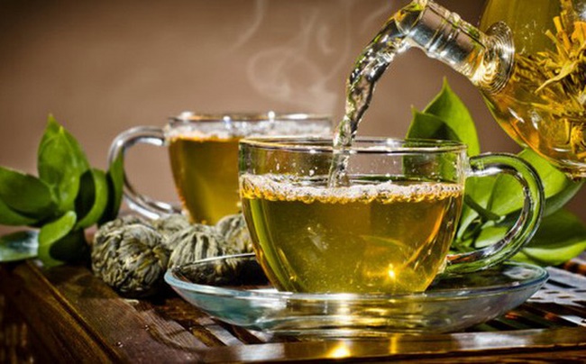 Uống trà lá sen và lá trà xanh loại bỏ mỡ thừa