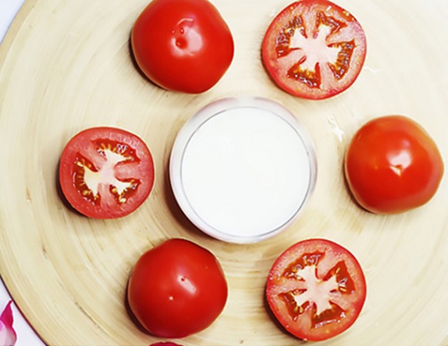 Làm mặt nạ dưỡng trắng da bằng sữa chua và cà chua 