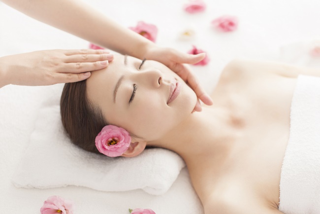 Lão hóa ngược nhờ động tác Massage cho da mặt giúp nâng cơ ngăn chặn tình trạng chảy xệ 
