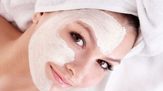 Nên đắp mặt nạ vào buổi tối trước khi đi ngủ giúp phục hồi làn da 