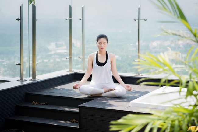 Bài tập yoga giảm mỡ bụng tại nhà với động tác ngồi thiền giúp thư giãn và tăng cường sức khỏe, cho tinh thần thoải mái