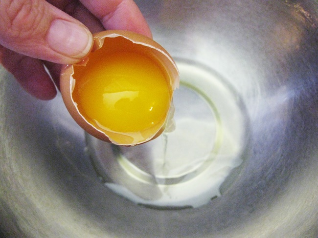 Những lưu ý khi dùng trứng gà làm trắng da 