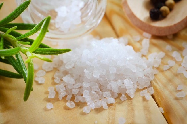 Sử dụng muối để giảm béo là cách làm thon gọn bắp tay tự nhiên đạt hiệu quả cao