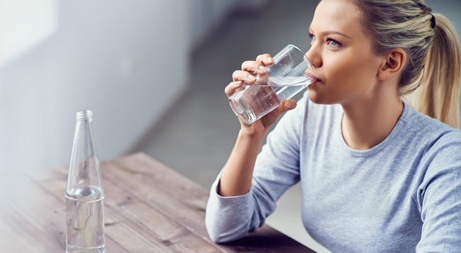 Uống nhiều nước mỗi ngày để quá trình giảm cân diễn ra nhanh chóng, an toàn