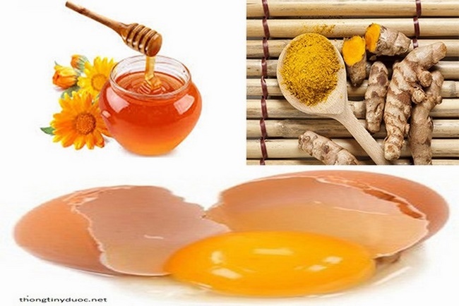 Hỗn hợp trứng gà kết hợp với mật ong và bột nghệ vàng