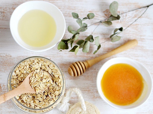 trị mụn bằng trứng gà