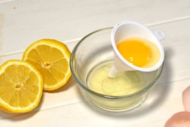 trị mụn bằng trứng gà
