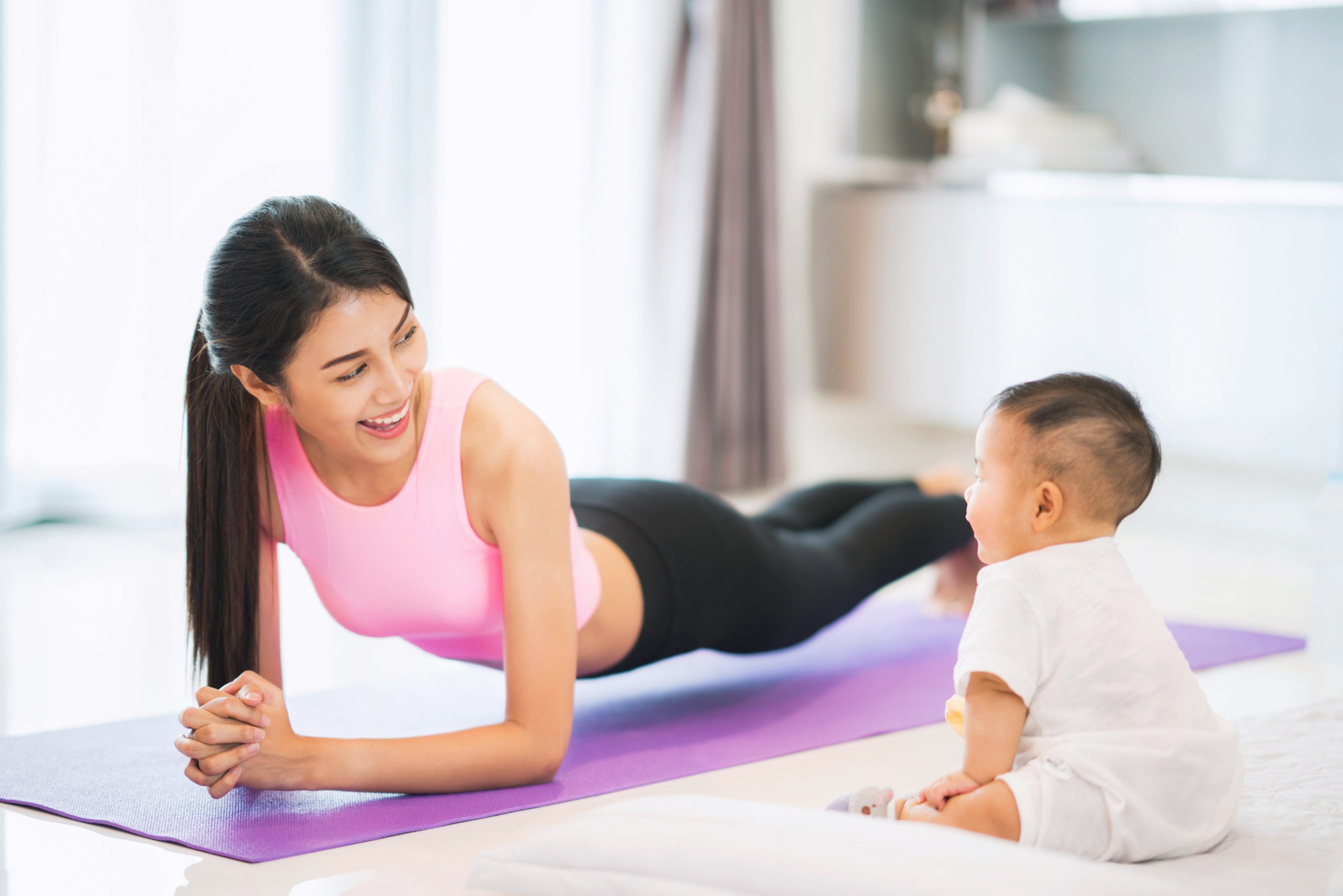 Sau 6 - 8 tuần sinh nở, mẹ bỉm sữa có thể bắt đầu với quá trình tập Yoga giảm mỡ bụng 