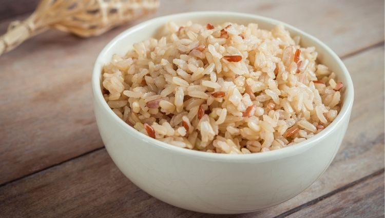 Cơm gạo lứt giúp giảm cân hiệu quả sau sinh