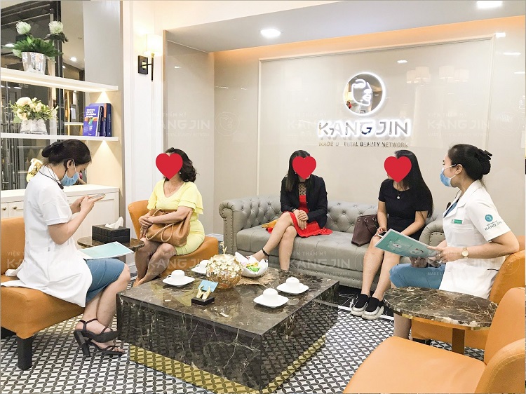 Khách hàng thăm khám và tư vấn tại KangJin